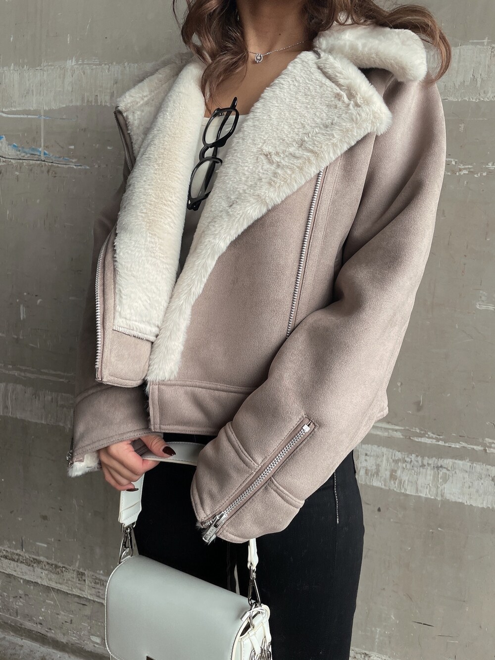ベージュ系のムートンコート、ホワイト系のTシャツ/カットソー、ホワイト系のハンドバッグを着用したレディースの秋コーディネートの8枚目の写真