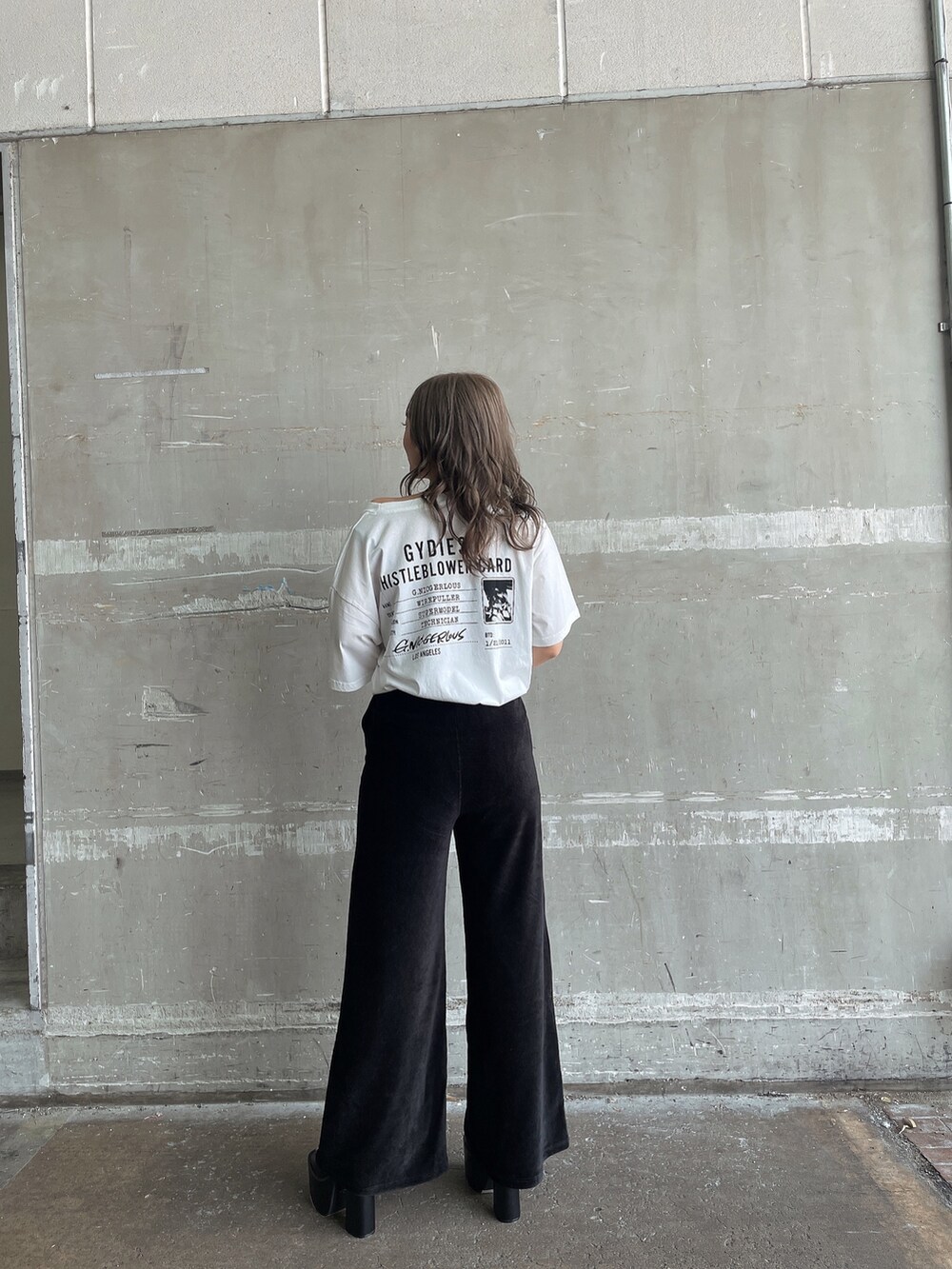 ホワイト系のTシャツ/カットソー、ブラック系のスウェットパンツ、ブラック系のサンダルを着用したレディースの夏コーディネートの4枚目の写真