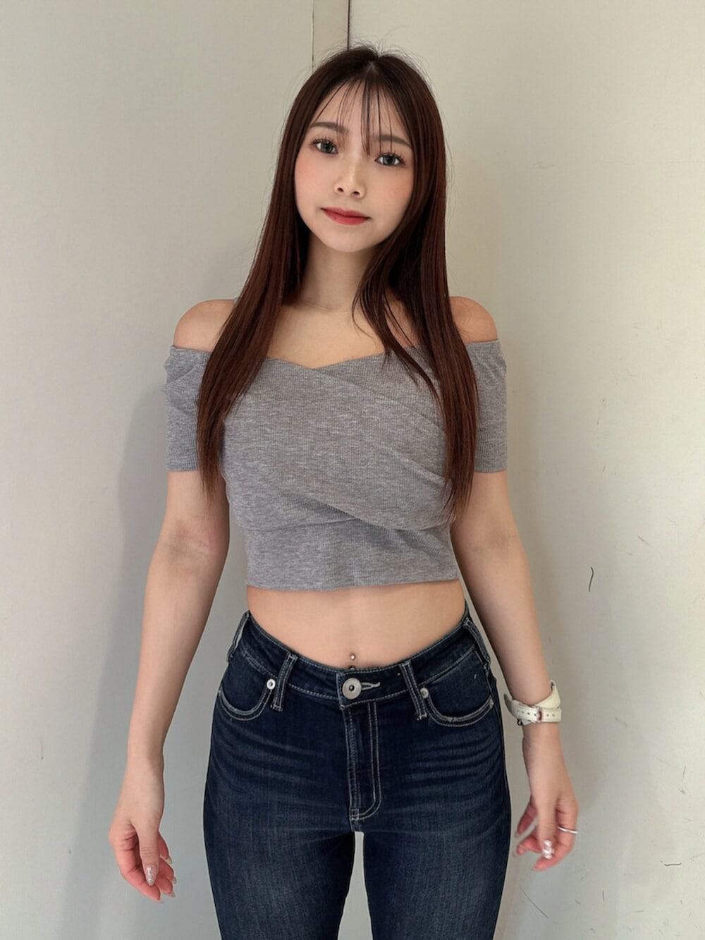 ブルー系のデニムパンツ、ブラック系のサンダル、グレー系のTシャツ/カットソーを着用したレディースの春コーディネートの4枚目の写真