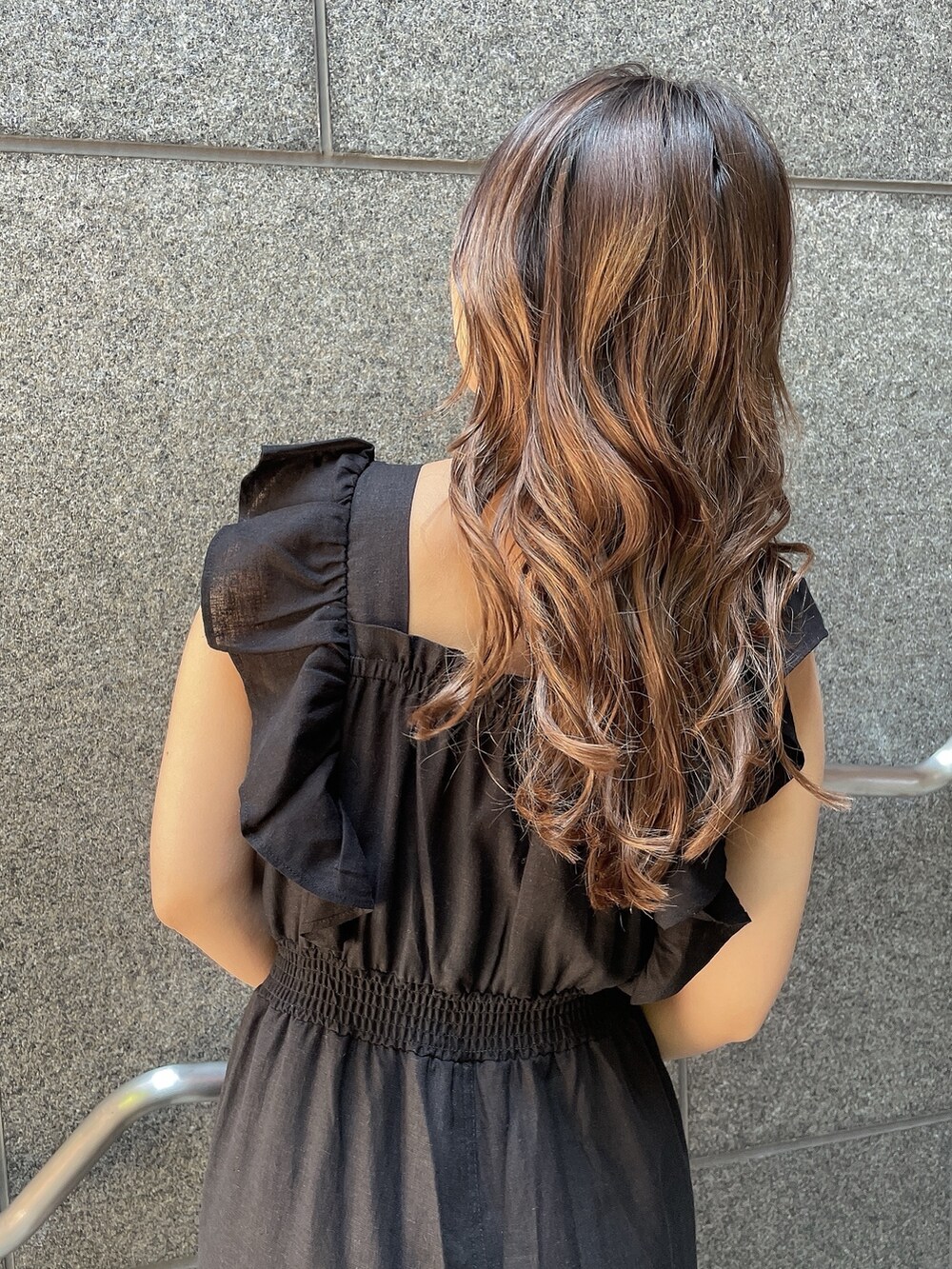 ブラック系のつなぎ/オールインワン、ホワイト系のサンダルを着用したレディースの夏コーディネートの6枚目の写真