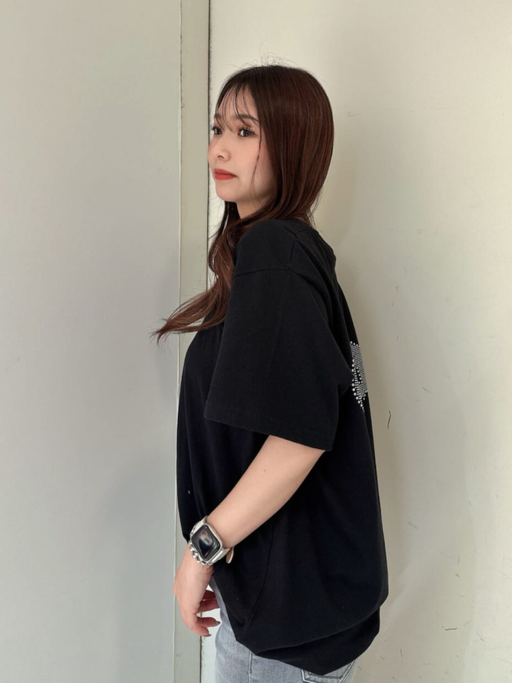 ホワイト系のパンプス、ブルー系のデニムパンツ、ブラック系のTシャツ/カットソーを着用したレディースの春コーディネートの5枚目の写真