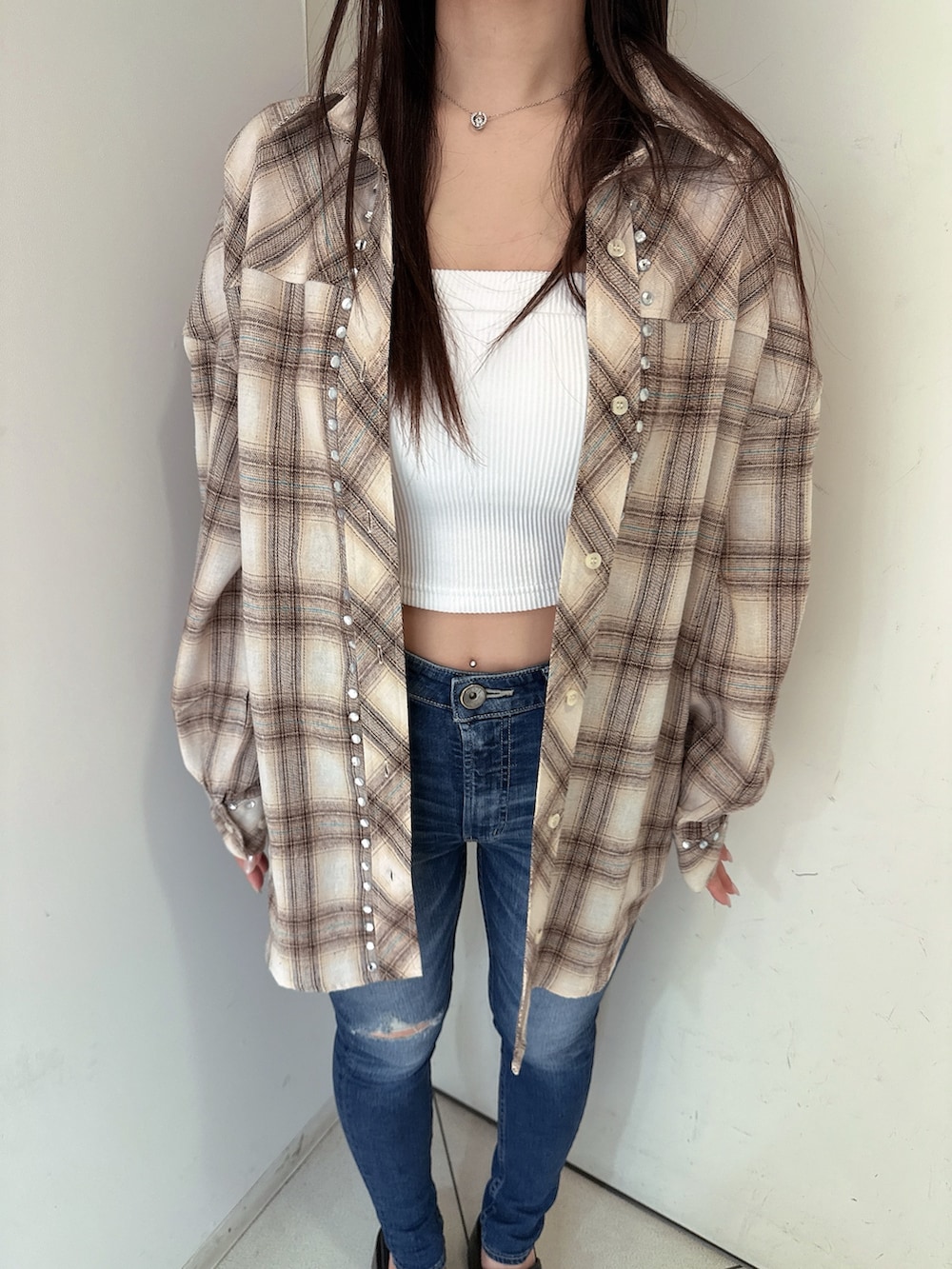 ベージュ系のシャツ/ブラウス、ブルー系のデニムパンツ、ブラック系のサンダルを着用したレディースの春コーディネートの7枚目の写真