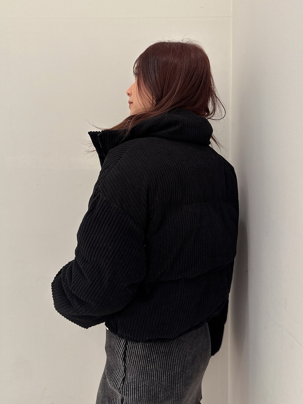 ブルー系のワンピース、ブラック系のブーツを着用したレディースの冬コーディネートの5枚目の写真