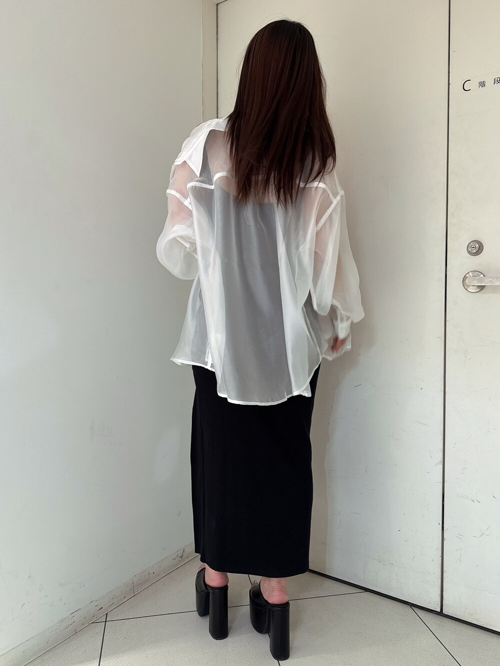 ホワイト系のシャツ/ブラウス、ブラック系のワンピース、ブラック系のサンダルを着用したレディースの夏コーディネートの3枚目の写真