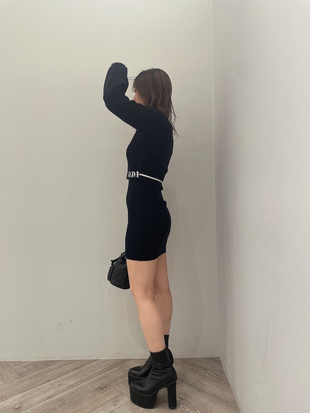 ブラック系のワンピース、その他のバックパック/リュックを着用したレディースの冬コーディネートの3枚目の写真