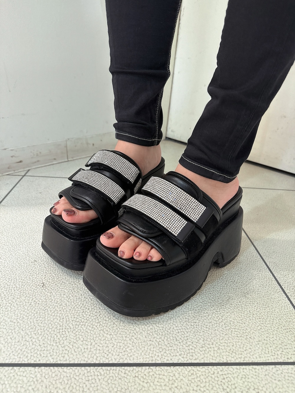 ホワイト系のその他パンツ、グレー系のTシャツ/カットソー、ブラック系のサンダルを着用したレディースの春コーディネートの10枚目の写真