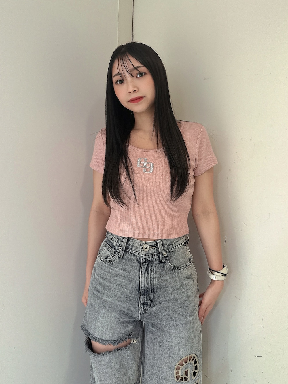 ブルー系のデニムパンツ、ピンク系のTシャツ/カットソー、ブラック系のサンダルを着用したレディースの春コーディネートの4枚目の写真
