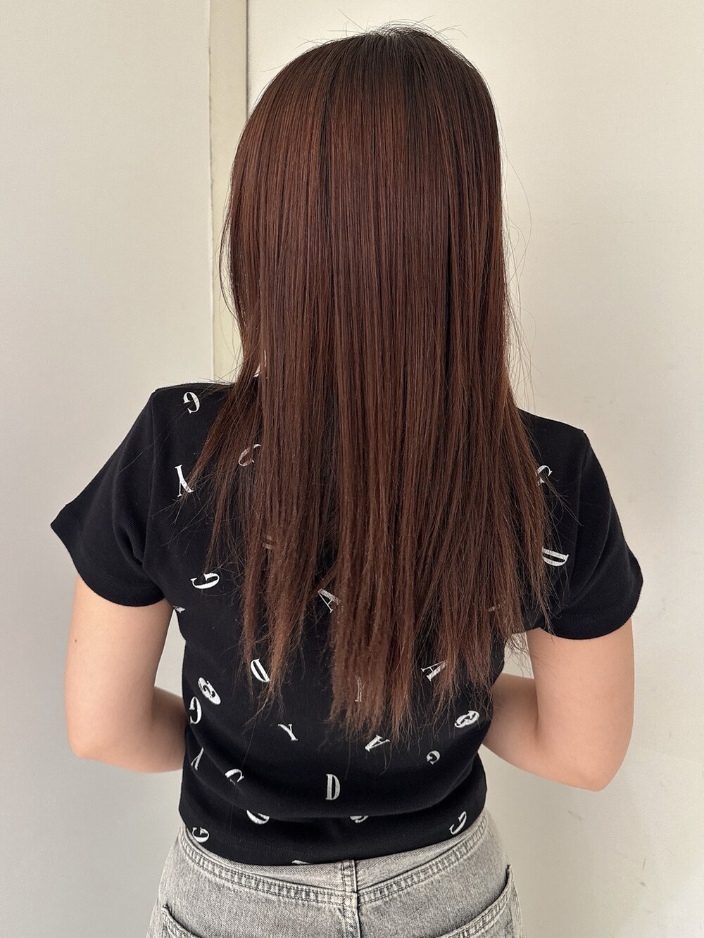 ブラック系のTシャツ/カットソー、ブルー系のデニムパンツ、ブラック系のサンダルを着用したレディースの夏コーディネートの6枚目の写真