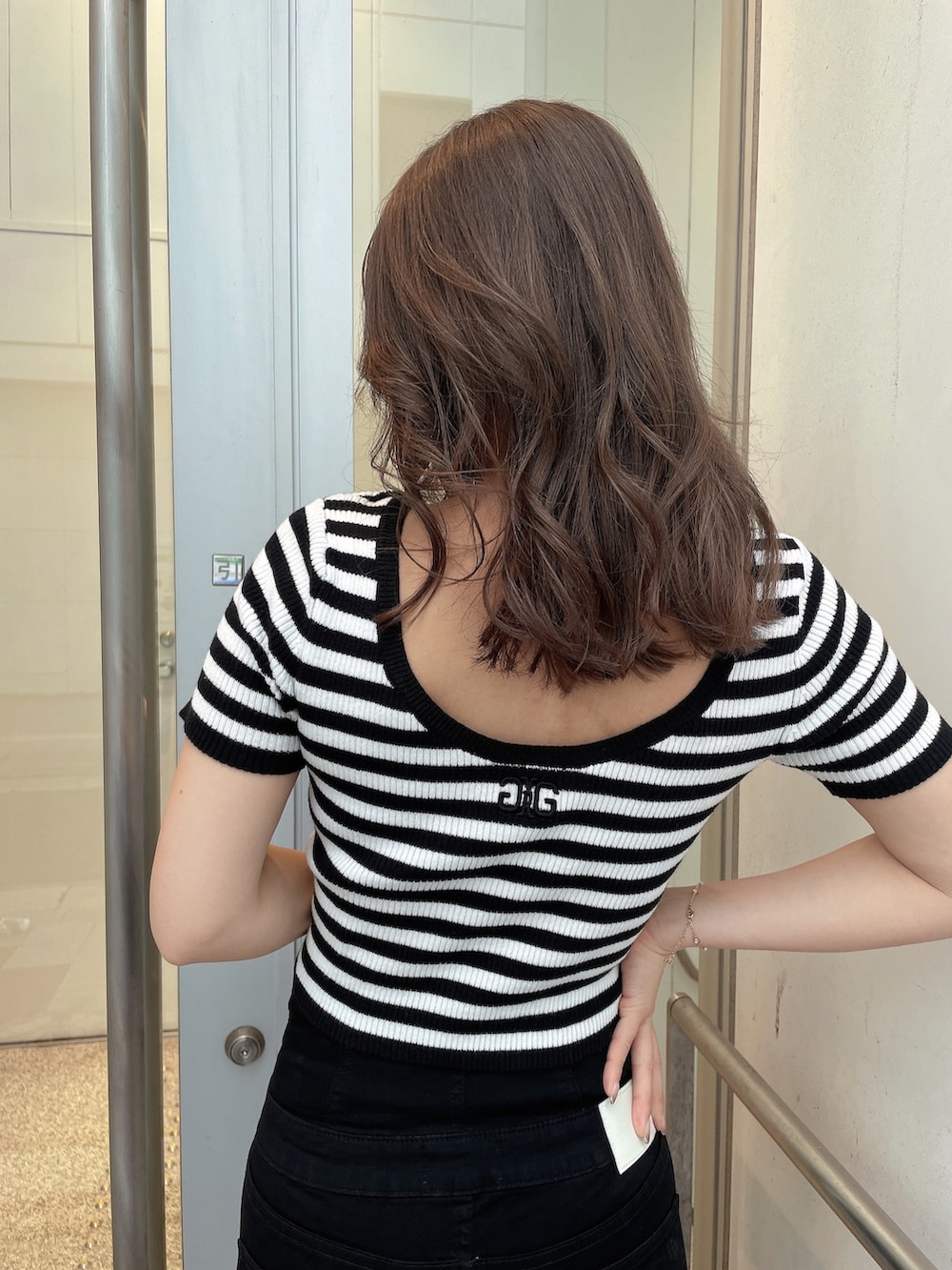 ブルー系のデニムジャケット、その他のニット/セーター、ブラック系のデニムパンツを着用したレディースの春コーディネートの6枚目の写真