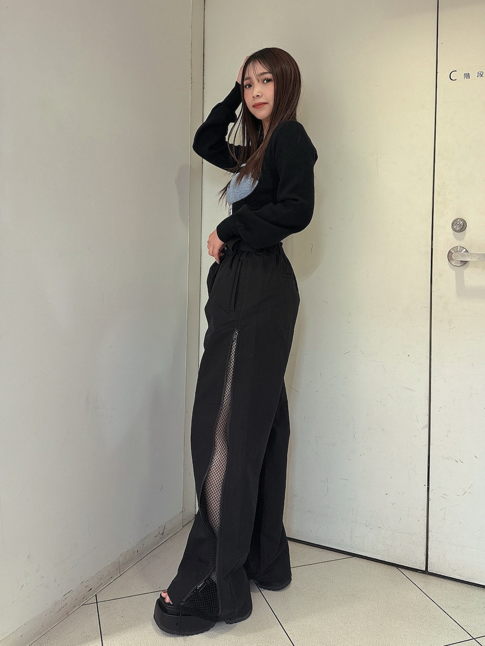 ブラック系のカーディガン/ボレロ、ブルー系のキャミソール、ブラック系のその他パンツを着用したレディースの春コーディネートの2枚目の写真