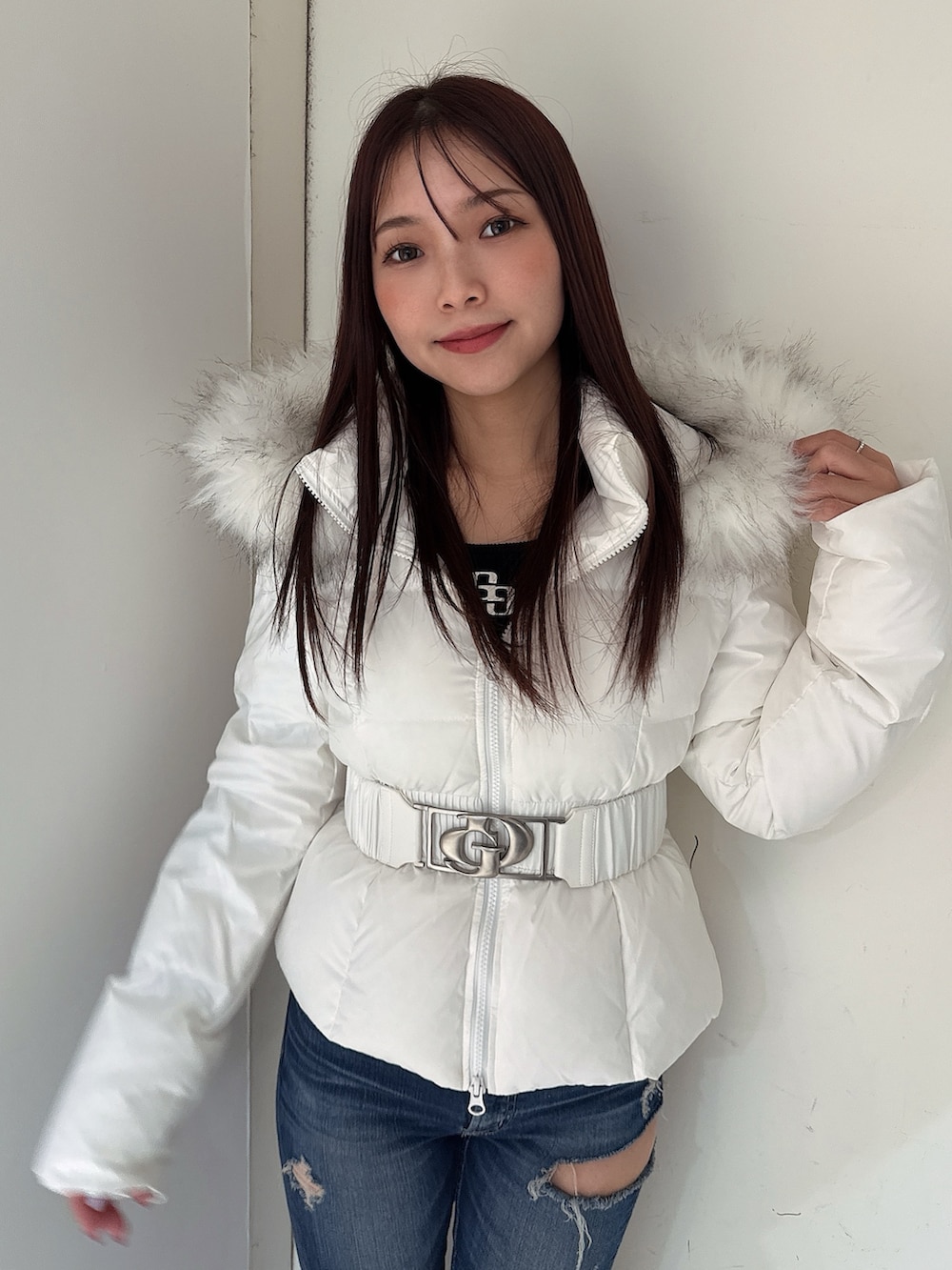 ホワイト系のダウンジャケット/コート、ブルー系のデニムパンツ、ブラック系のブーツを着用したレディースの秋コーディネートの4枚目の写真