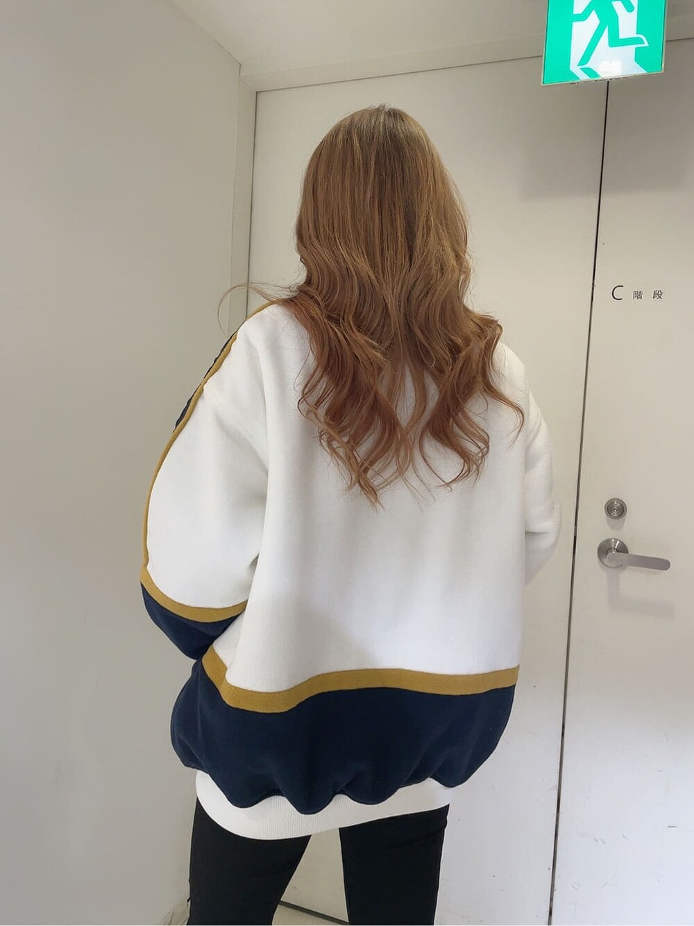 ブラック系のデニムパンツ、ブラック系のデニムパンツ、ホワイト系のブルゾンを着用したレディースの秋コーディネートの7枚目の写真