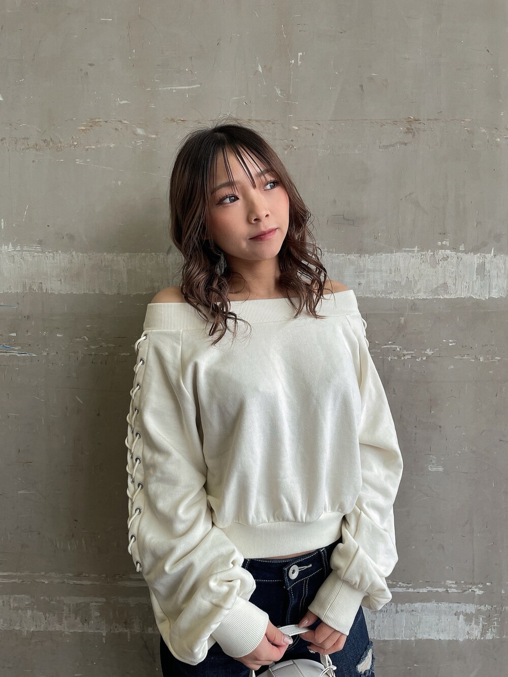 ホワイト系のスウェット、ホワイト系のハンドバッグ、ホワイト系のパンプスを着用したレディースの春コーディネートの5枚目の写真