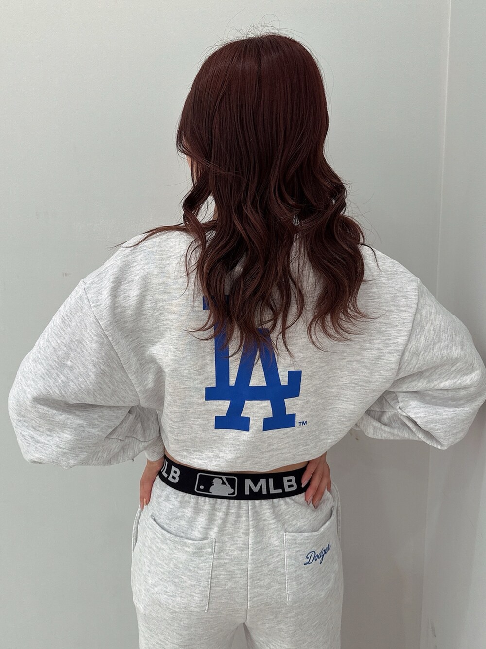 グレー系のスウェットパンツ、グレー系のスウェット、ホワイト系のパンプスを着用したレディースの冬コーディネートの5枚目の写真