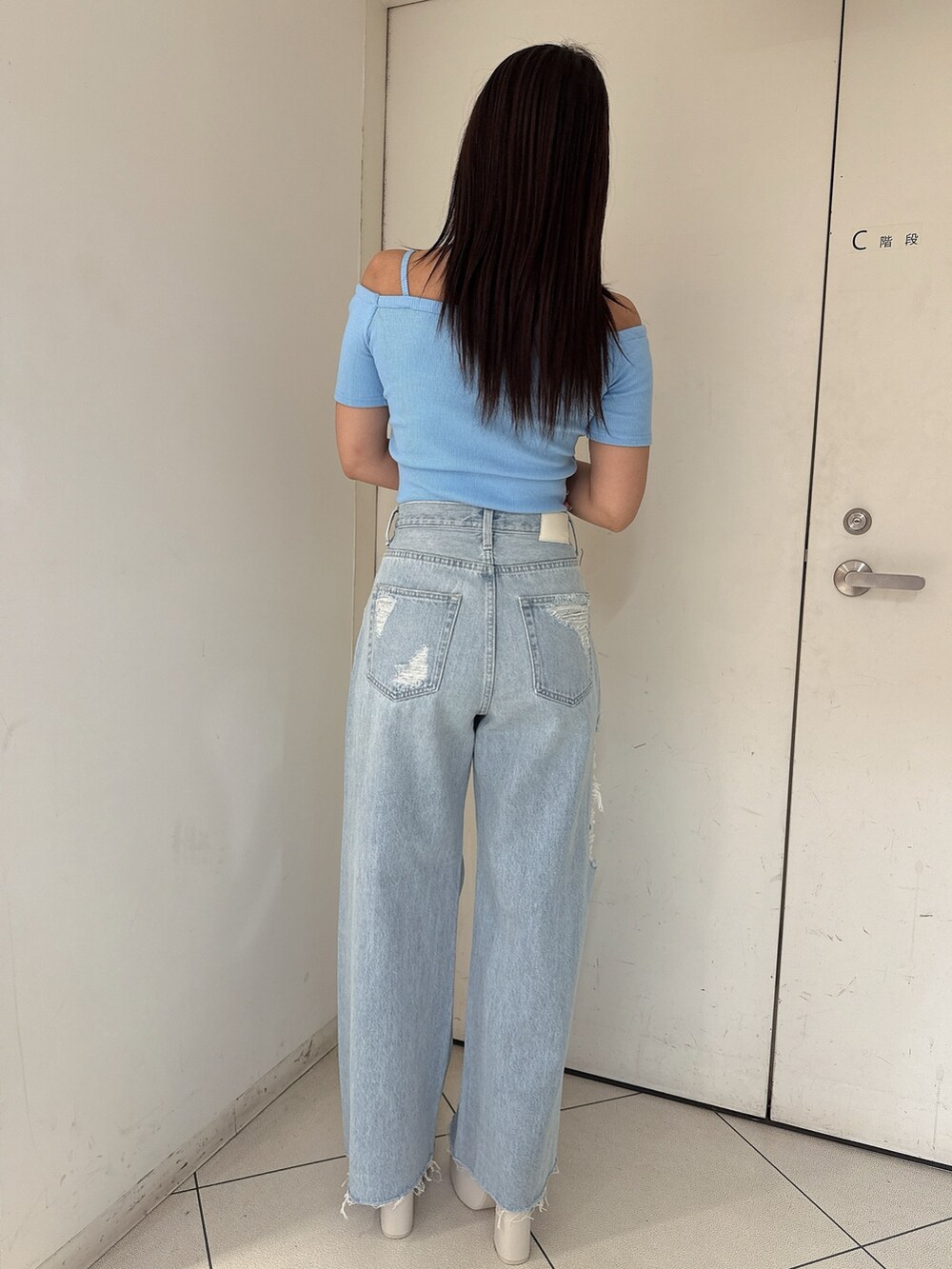 ブルー系のTシャツ/カットソー、ブルー系のデニムパンツ、ホワイト系のサンダルを着用したレディースの夏コーディネートの3枚目の写真