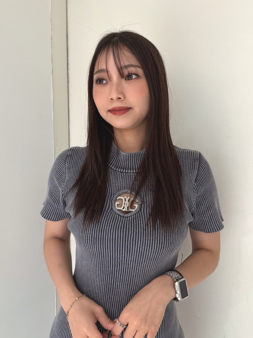 ブラック系のサンダル、ブルー系のワンピースを着用したレディースの夏コーディネートの4枚目の写真