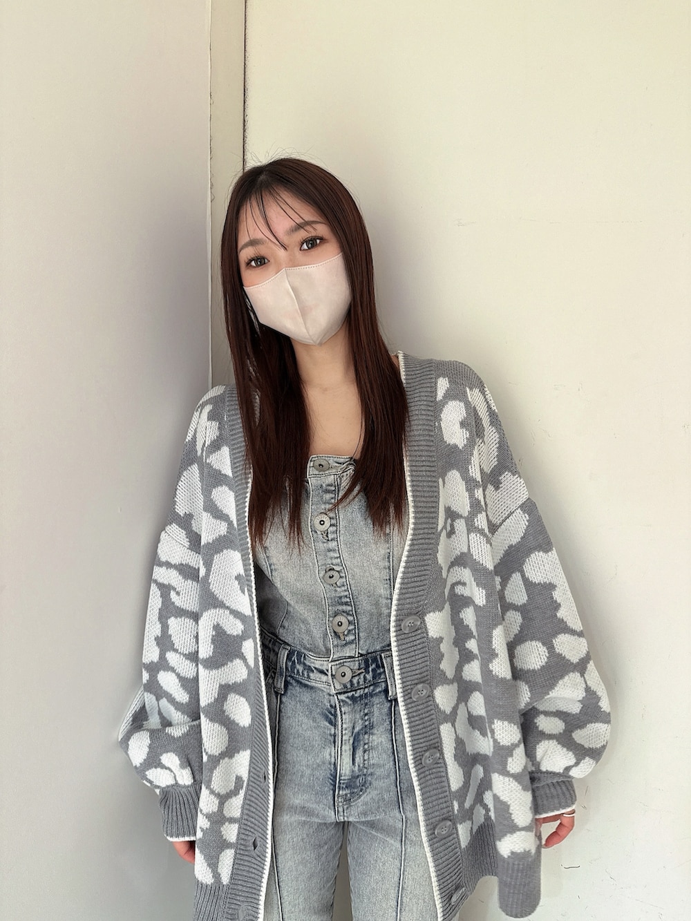 ホワイト系のサンダル、ブルー系のつなぎ/オールインワン、グレー系のカーディガン/ボレロを着用したレディースの冬コーディネートの4枚目の写真