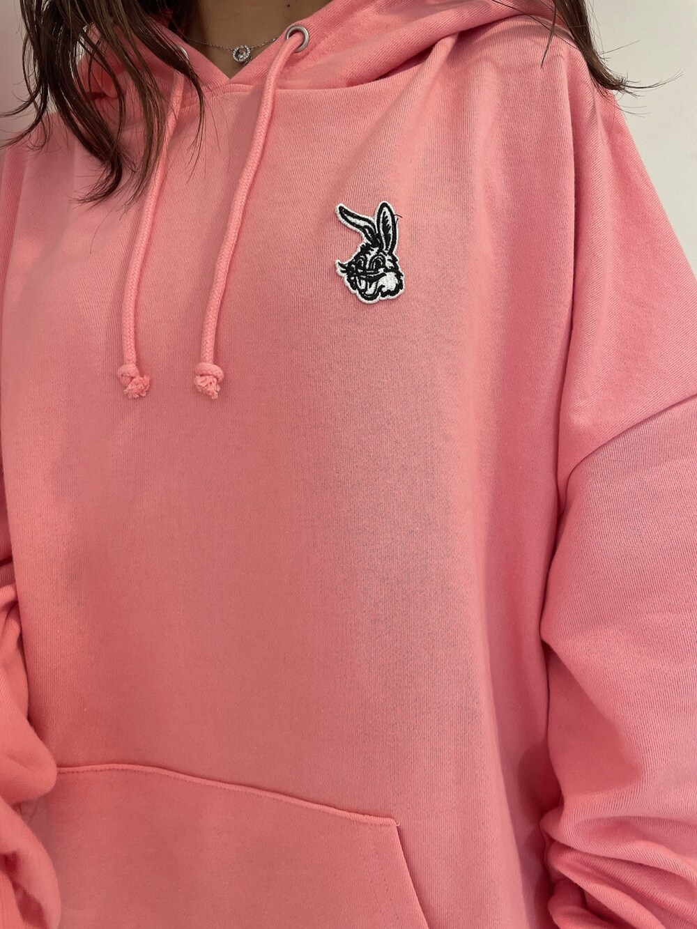 ピンク系のパーカー、ブルー系のデニムスカートを着用したレディースの冬コーディネートの5枚目の写真