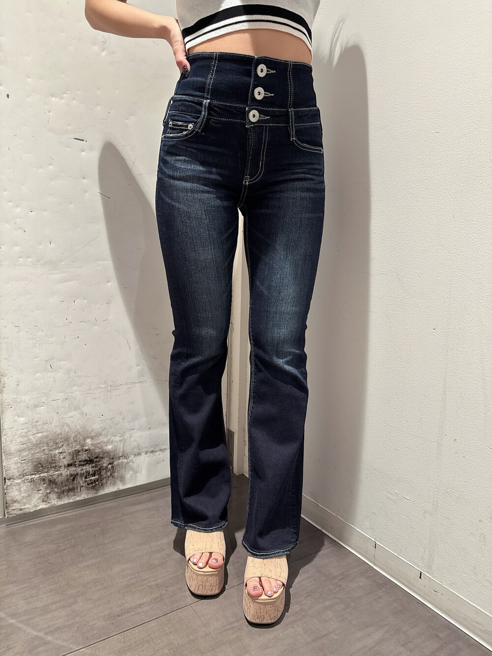 ブルー系のデニムパンツ、ブラック系のサンダル、ベージュ系のシャツ/ブラウスを着用したレディースの夏コーディネートの8枚目の写真