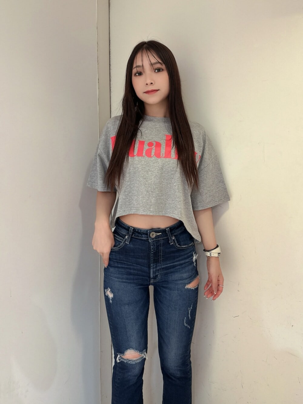 ブルー系のデニムパンツ、ブラック系のサンダル、グレー系のTシャツ/カットソーを着用したレディースの夏コーディネートの4枚目の写真