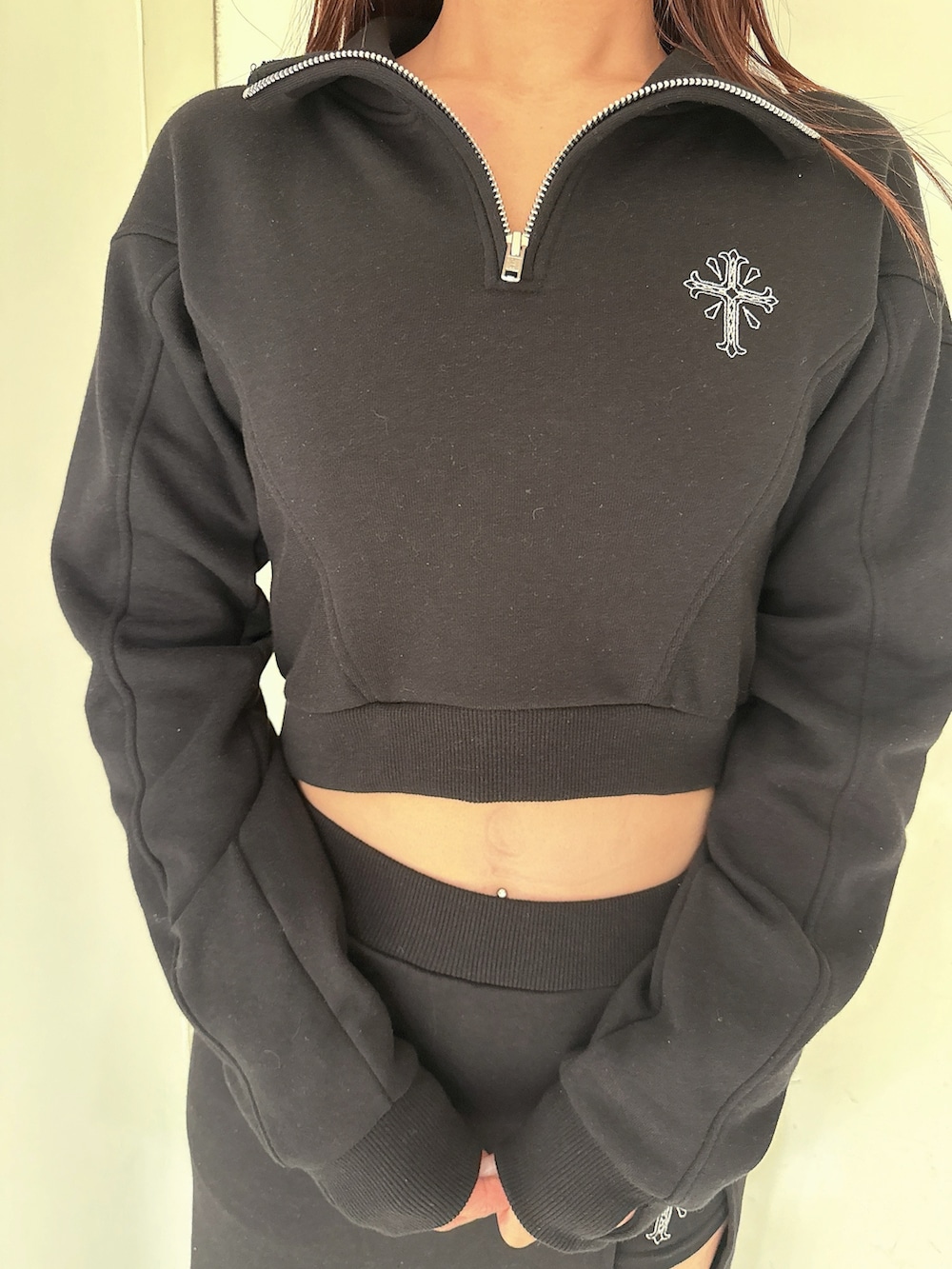 ブラック系のスウェット、ブラック系のスカートを着用したレディースの冬コーディネートの7枚目の写真