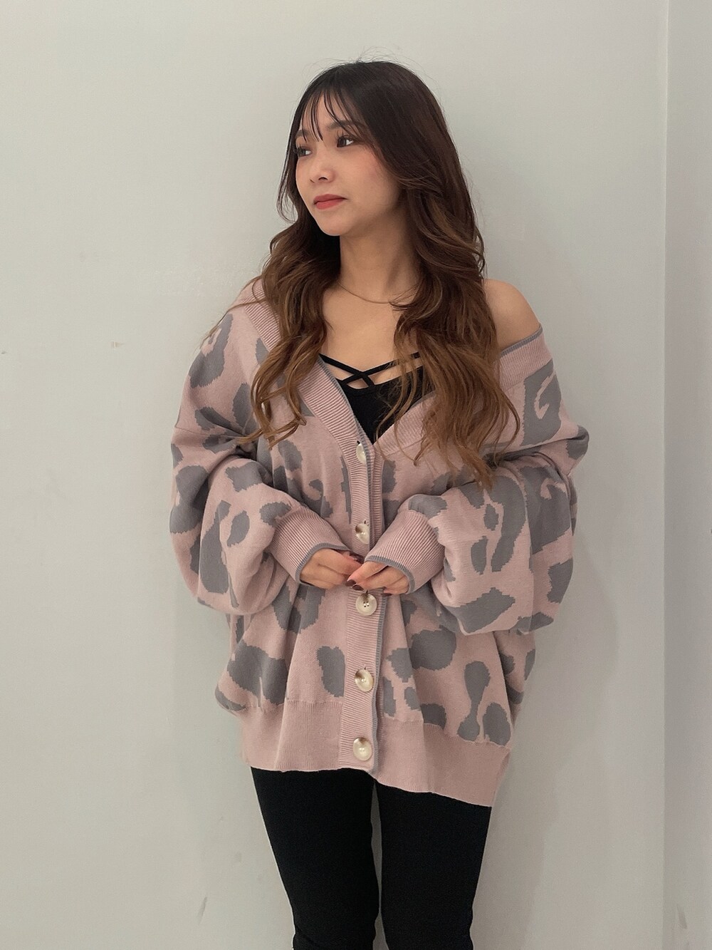 ピンク系のカーディガン/ボレロ、ブラック系のキャミソール、ブラック系のデニムパンツを着用したレディースの秋コーディネートの4枚目の写真