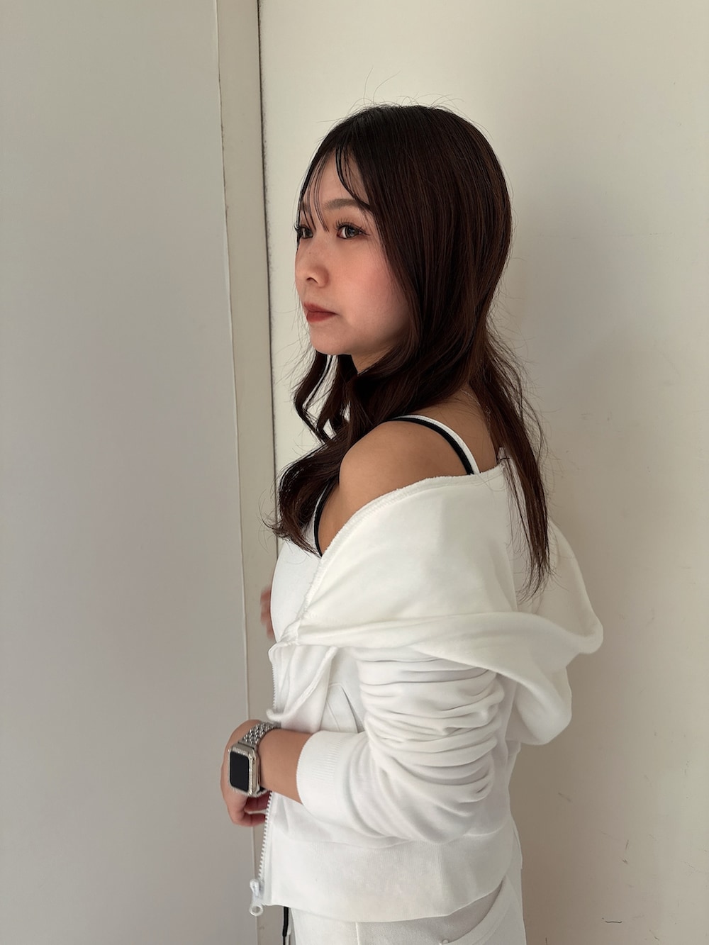 ホワイト系のキャミソール、ブラック系のサンダル、ホワイト系のパーカーを着用したレディースの夏コーディネートの5枚目の写真