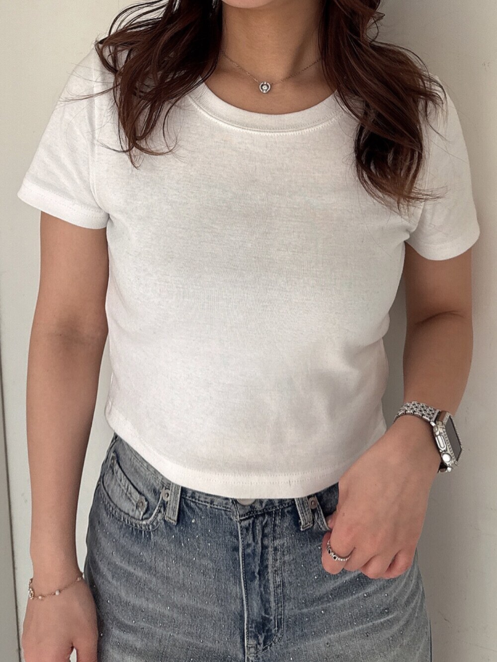 ホワイト系のサンダル、ホワイト系のTシャツ/カットソー、ブルー系のデニムパンツを着用したレディースの春コーディネートの7枚目の写真