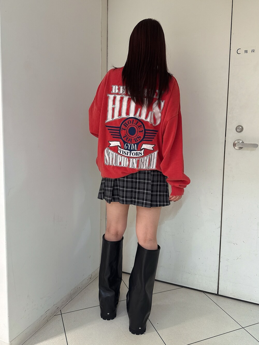 その他のスカート、レッド系のスウェット、ブラック系のブーツを着用したレディースの夏コーディネートの3枚目の写真