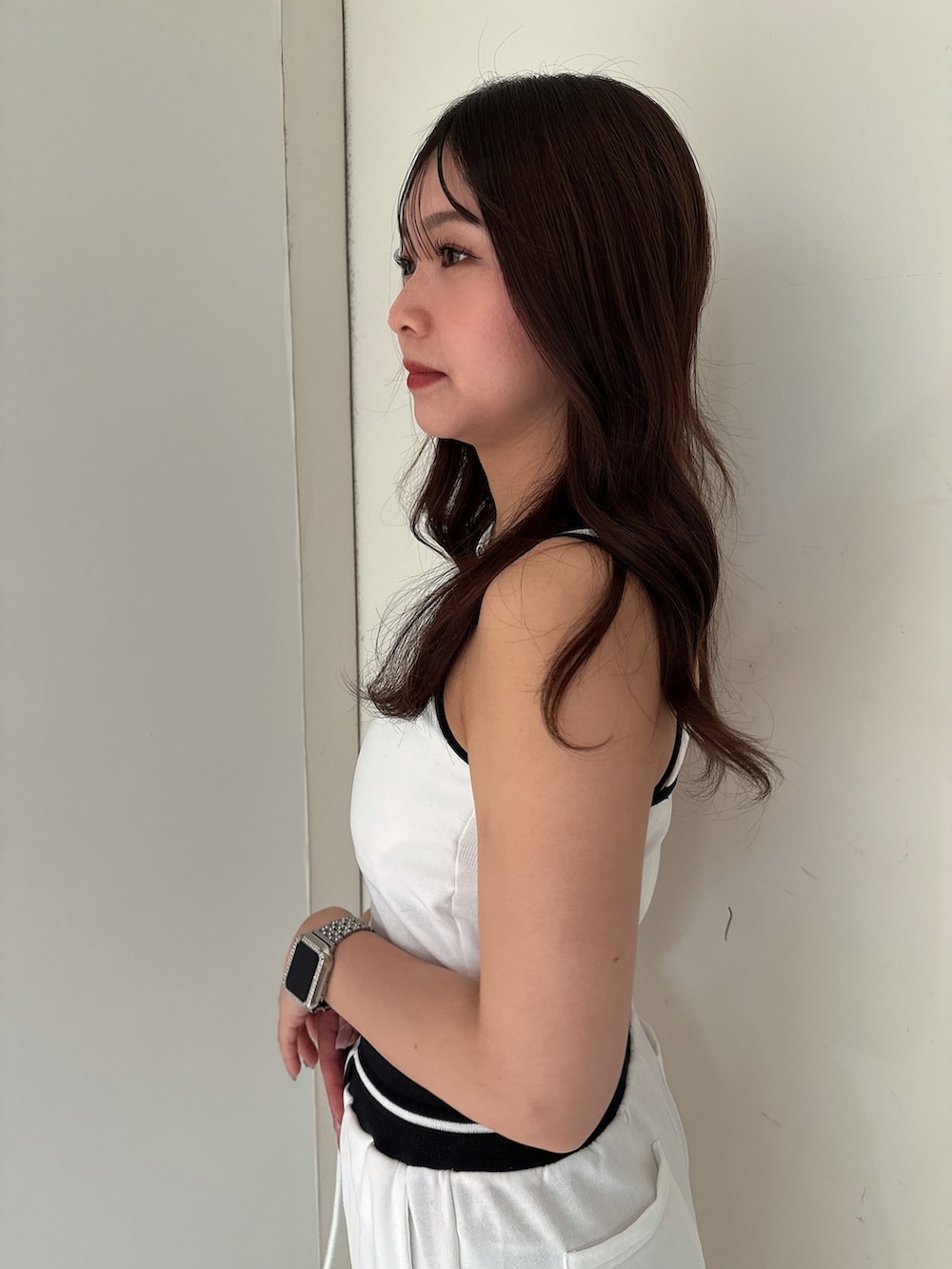 ブラック系のサンダル、ホワイト系のスウェットパンツ、ホワイト系のキャミソールを着用したレディースの夏コーディネートの5枚目の写真