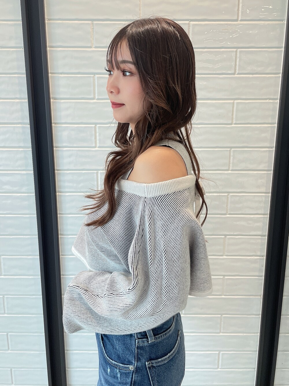 その他のアンサンブル、ブルー系のデニムパンツ、ブラック系のブーツを着用したレディースの秋コーディネートの5枚目の写真
