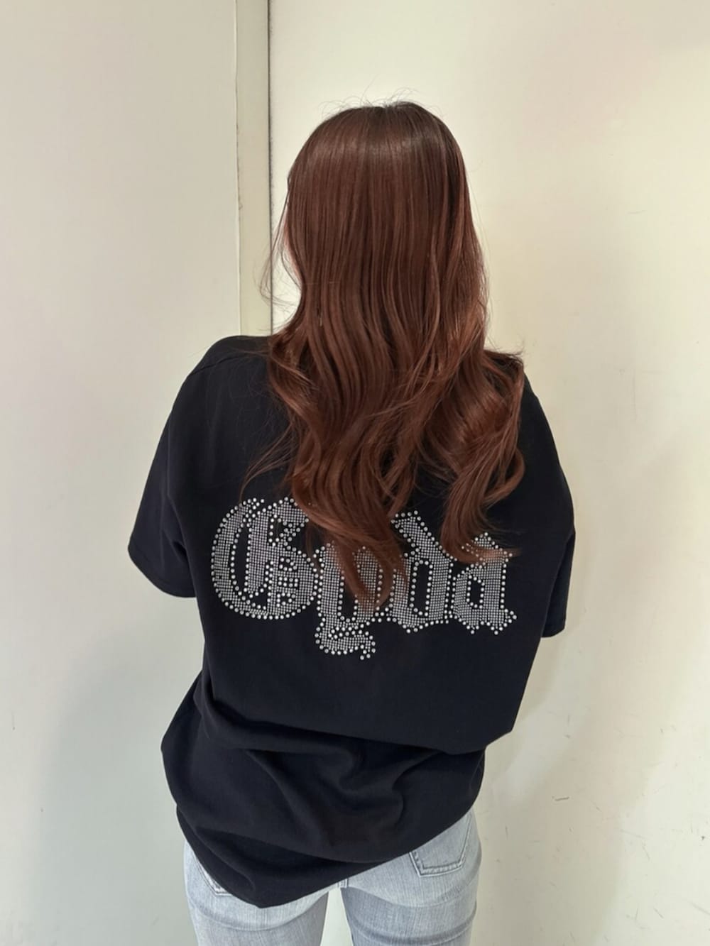 ホワイト系のパンプス、ブルー系のデニムパンツ、ブラック系のTシャツ/カットソーを着用したレディースの春コーディネートの6枚目の写真