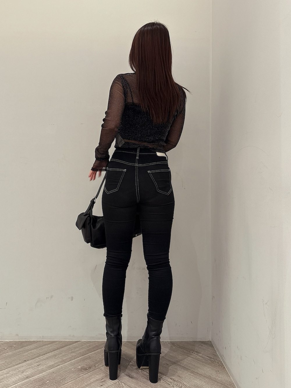 その他のTシャツ/カットソー、ブラック系のキャミソール、ブラック系のデニムパンツを着用したレディースの夏コーディネートの3枚目の写真