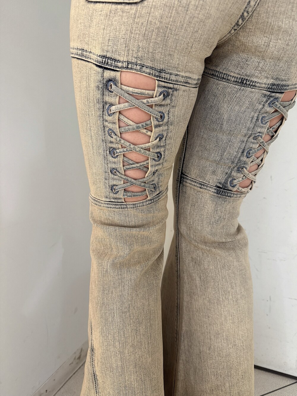 ブラック系のTシャツ/カットソー、ブルー系のデニムパンツ、ブラック系のブーツを着用したレディースの秋コーディネートの9枚目の写真