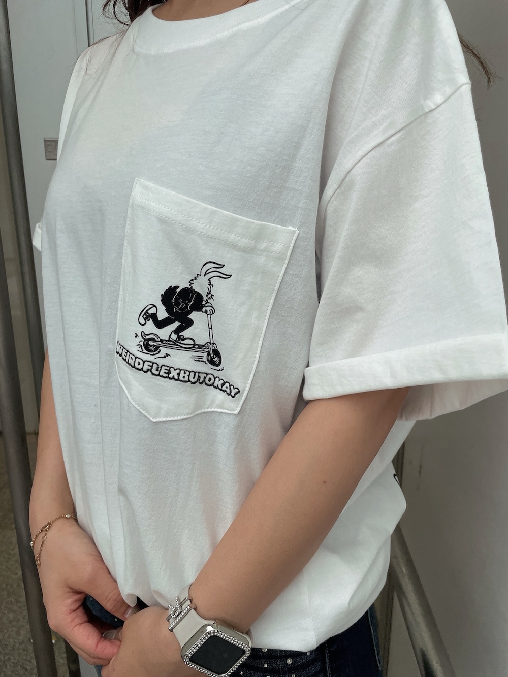 ホワイト系のTシャツ/カットソー、ブルー系のデニムパンツ、ホワイト系のサンダルを着用したレディースの夏コーディネートの6枚目の写真