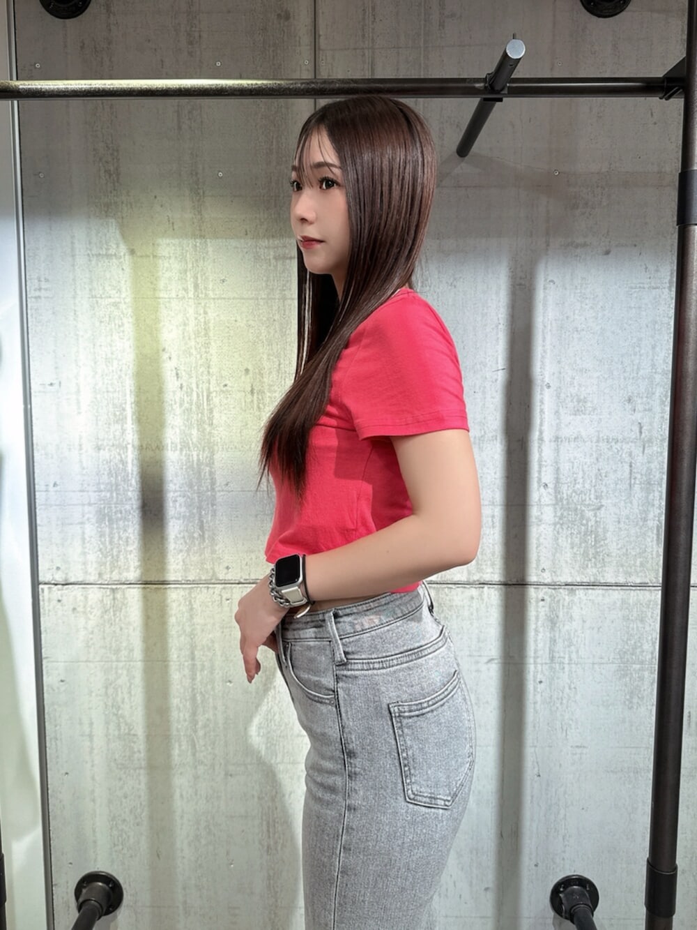 グレー系のデニムパンツ、ホワイト系のサンダル、ピンク系のTシャツ/カットソーを着用したレディースの夏コーディネートの5枚目の写真