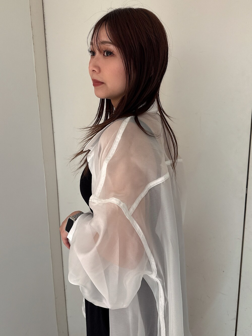 ブラック系のタンクトップ、ホワイト系のシャツ/ブラウス、ブラック系のその他パンツを着用したレディースの春コーディネートの5枚目の写真