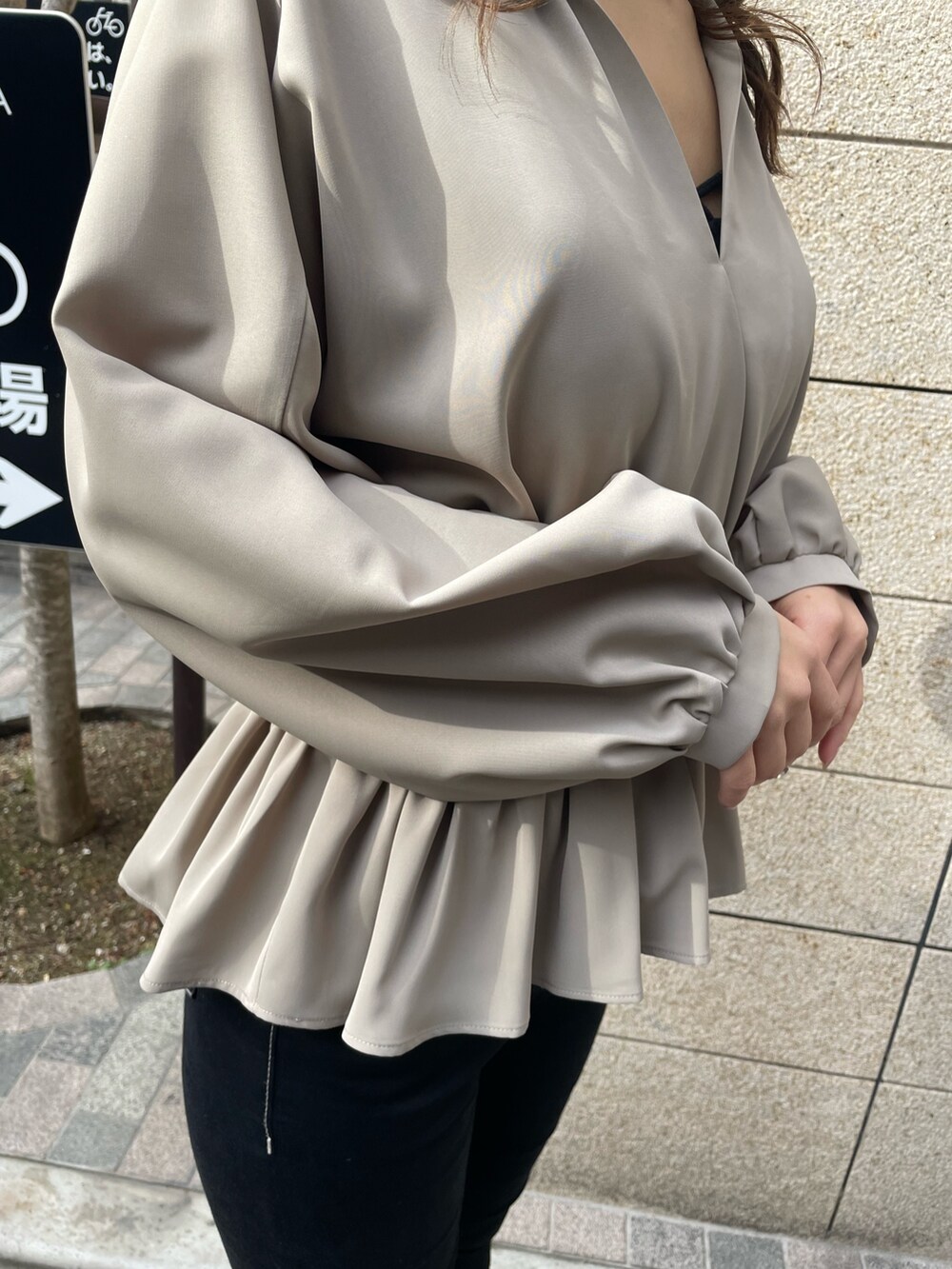 ベージュ系のシャツ/ブラウス、ブラック系のキャミソール、ブラック系のデニムパンツを着用したレディースの冬コーディネートの6枚目の写真