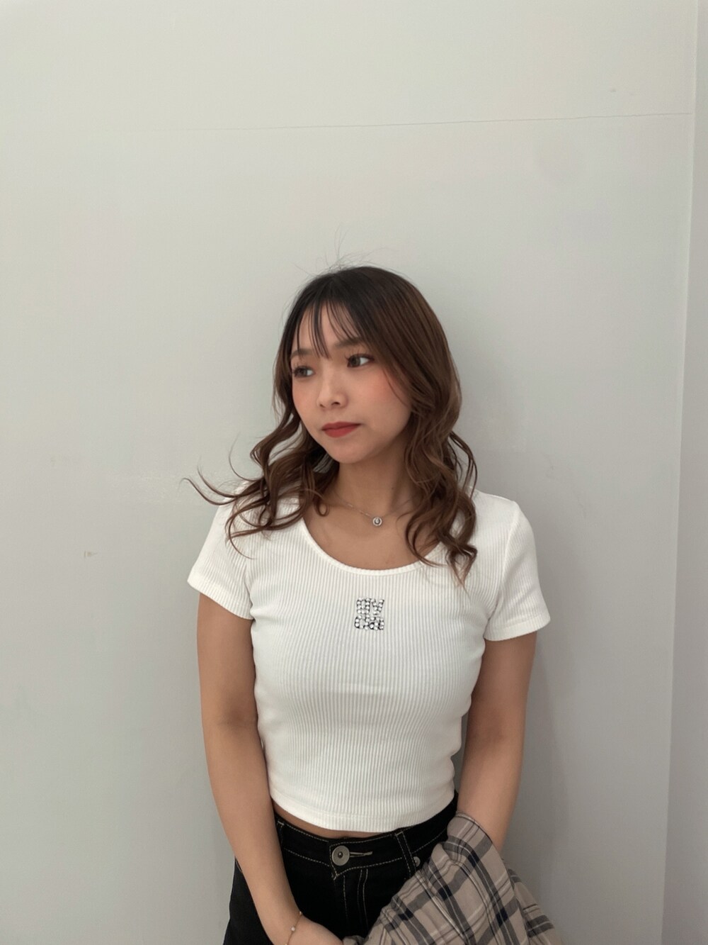 ベージュ系のシャツ/ブラウス、ホワイト系のTシャツ/カットソー、ブラック系のデニムパンツを着用したレディースの春コーディネートの5枚目の写真
