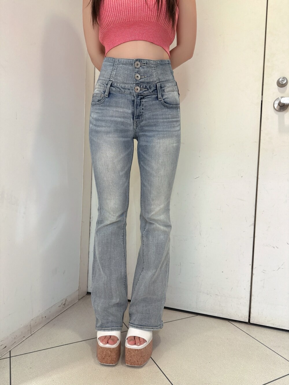 ブルー系のデニムパンツ、ホワイト系のサンダル、ピンク系のタンクトップを着用したレディースの夏コーディネートの8枚目の写真
