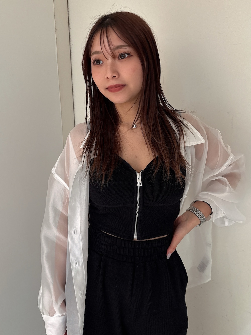 ブラック系のタンクトップ、ホワイト系のシャツ/ブラウス、ブラック系のその他パンツを着用したレディースの春コーディネートの4枚目の写真