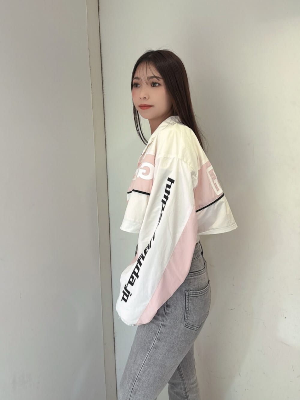 グレー系のデニムパンツ、ホワイト系のTシャツ/カットソー、ブラック系のブーツを着用したレディースの夏コーディネートの5枚目の写真