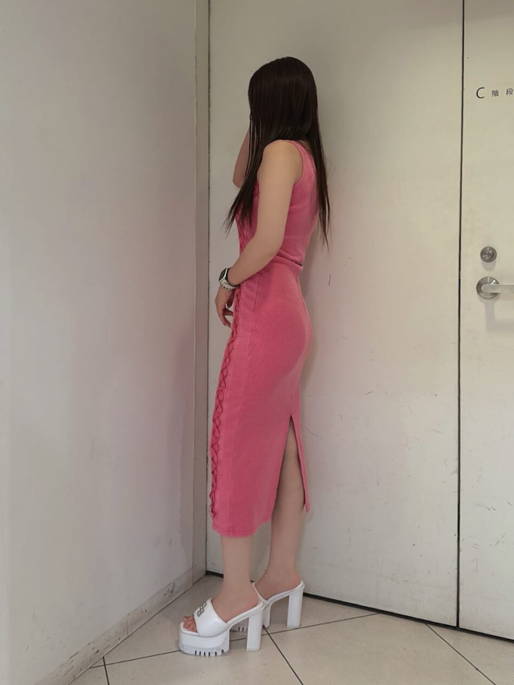 ホワイト系のサンダル、ピンク系のワンピースを着用したレディースの夏コーディネートの2枚目の写真
