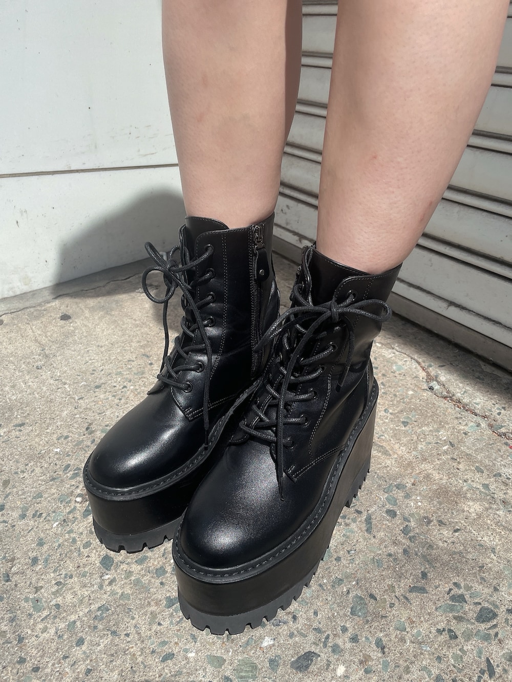 その他のカーディガン/ボレロ、ブラック系のデニムパンツ、ブラック系のブーツを着用したレディースの秋コーディネートの9枚目の写真