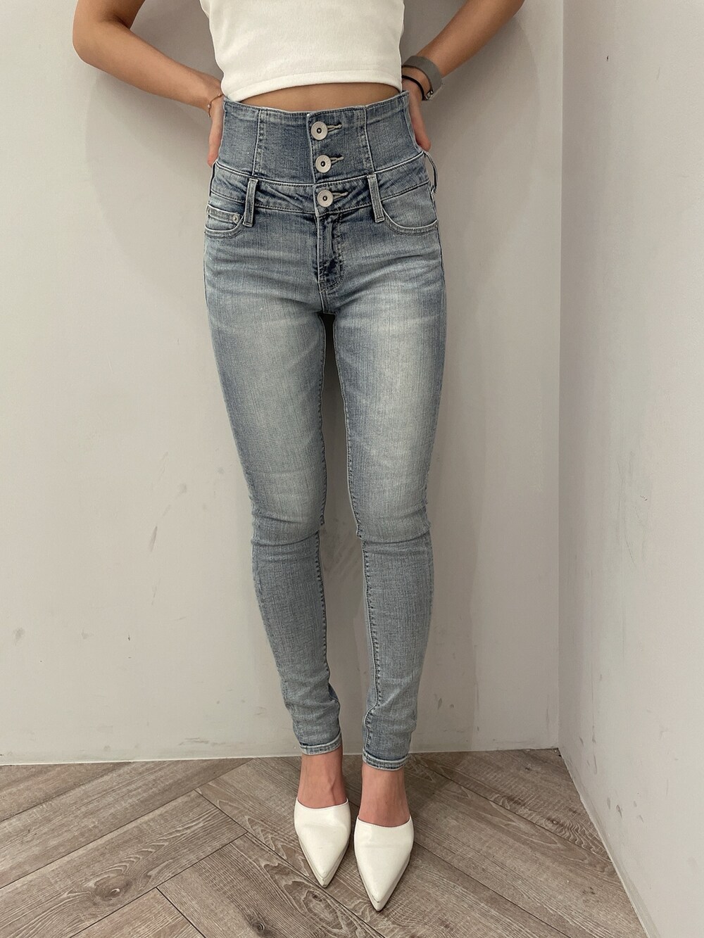 ホワイト系のキャミソール、ブルー系のデニムパンツ、グリーン系のカーディガン/ボレロを着用したレディースの冬コーディネートの7枚目の写真