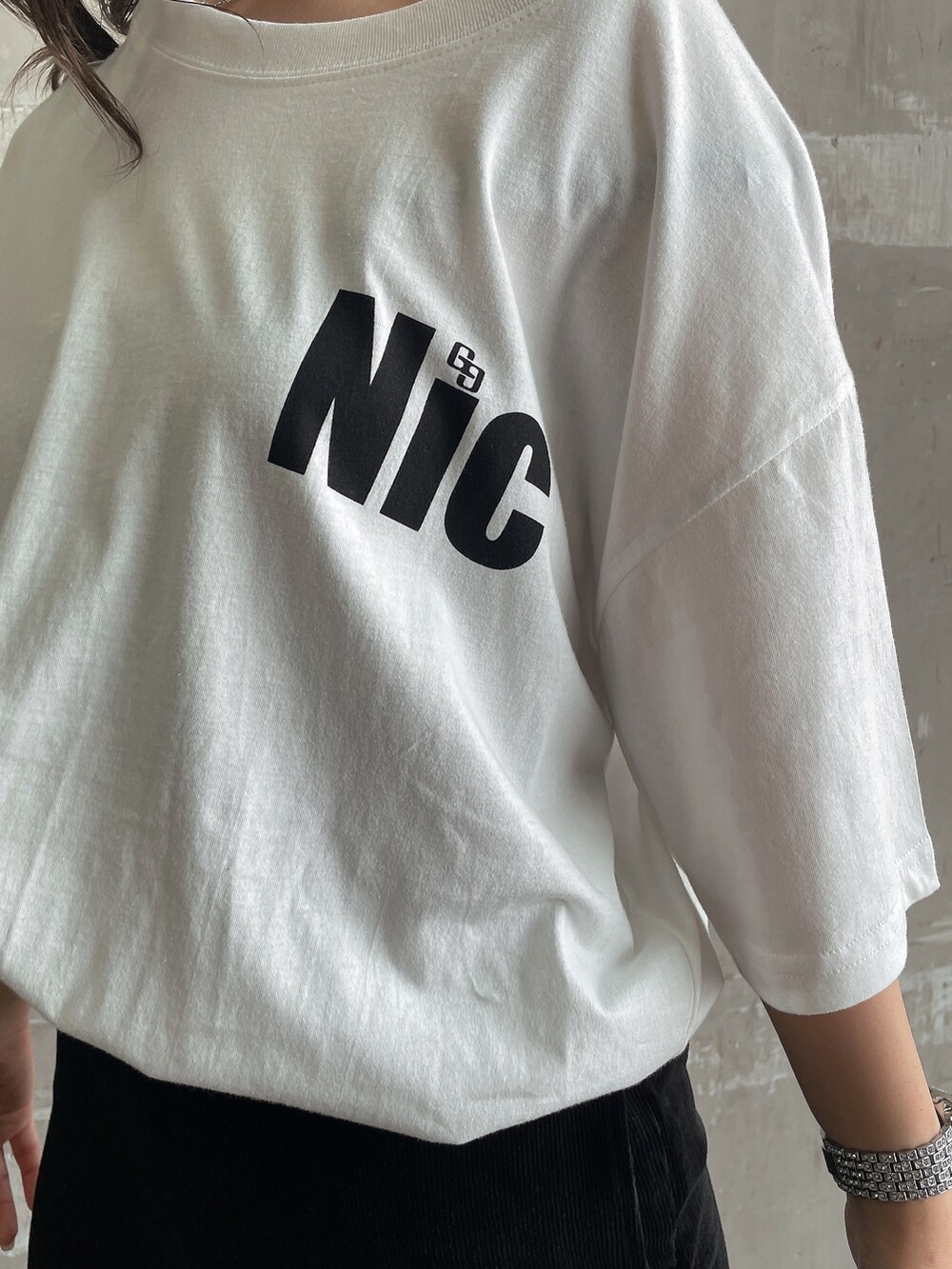ホワイト系のTシャツ/カットソー、ブラック系のスウェットパンツ、ブラック系のサンダルを着用したレディースの夏コーディネートの8枚目の写真