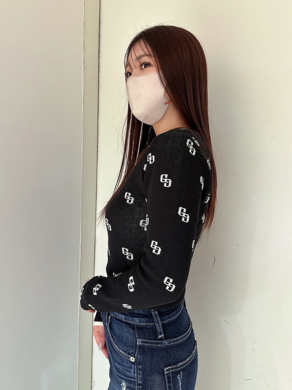 ブラック系のブーツ、ブルー系のデニムパンツ、ブラック系のニット/セーターを着用したレディースの冬コーディネートの5枚目の写真