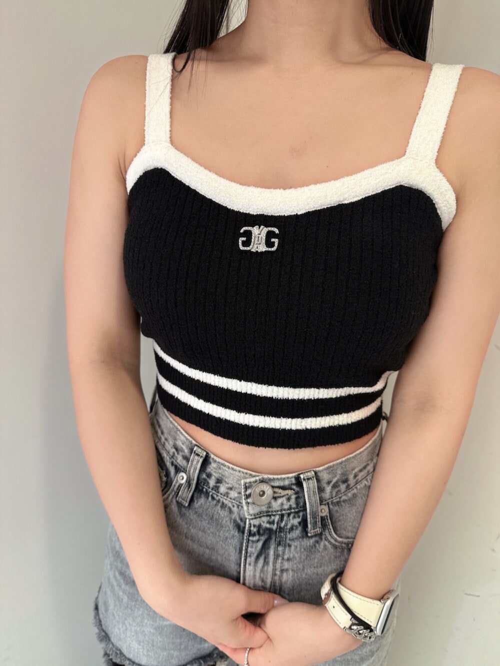 ブラック系のサンダル、ブルー系のデニムパンツ、ブラック系のキャミソールを着用したレディースの春コーディネートの7枚目の写真