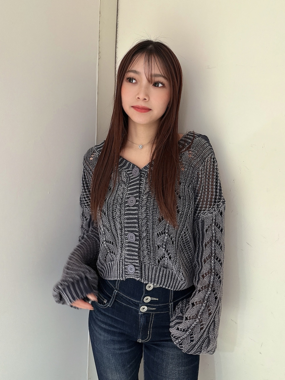 ブルー系のデニムパンツ、ブルー系のニット/セーター、ブラック系のサンダルを着用したレディースの春コーディネートの4枚目の写真