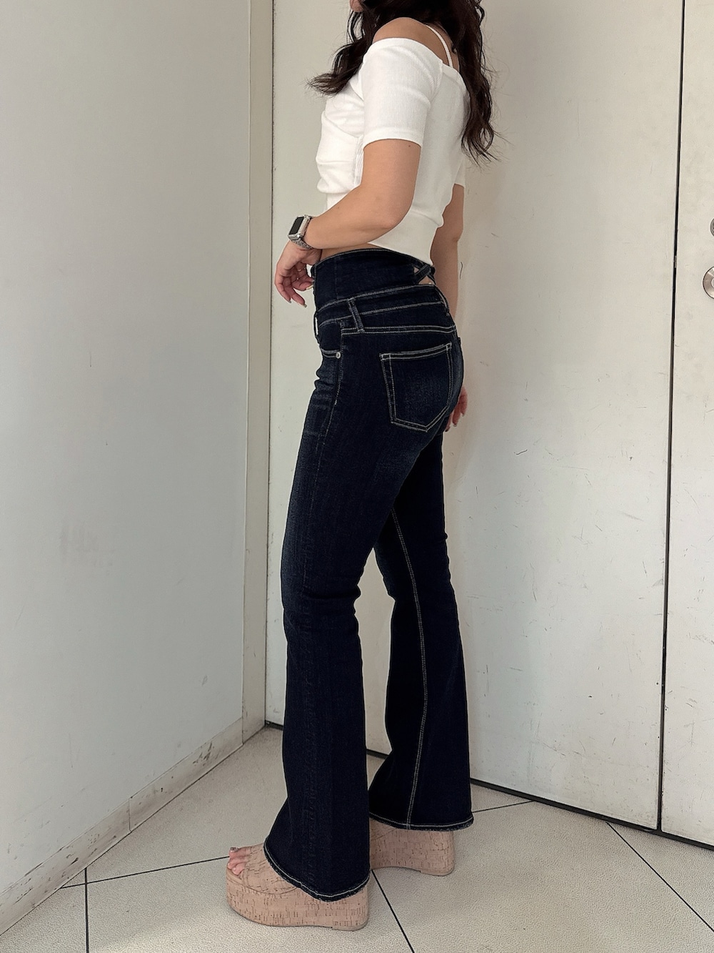 ホワイト系のTシャツ/カットソー、ブルー系のデニムパンツ、ホワイト系のサンダルを着用したレディースの春コーディネートの2枚目の写真